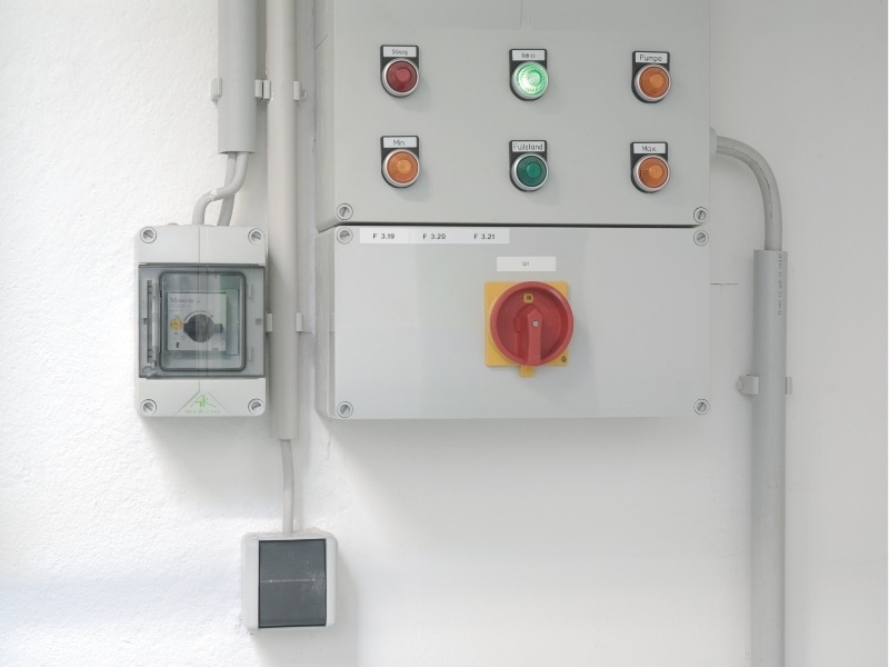 Weisser Aufputz-Kleinverteiler Spelsberg AK 09 mit rauchgrauer Klarsichttür und neun Teilungseinheiten – Detail 2