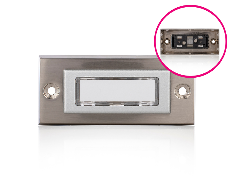 Rechteckiger Klingeltaster Byron DBW-21036 aus gebürstetem Edelstahl mit weissem Namensschild hinter klarem Fenster – Detail 2