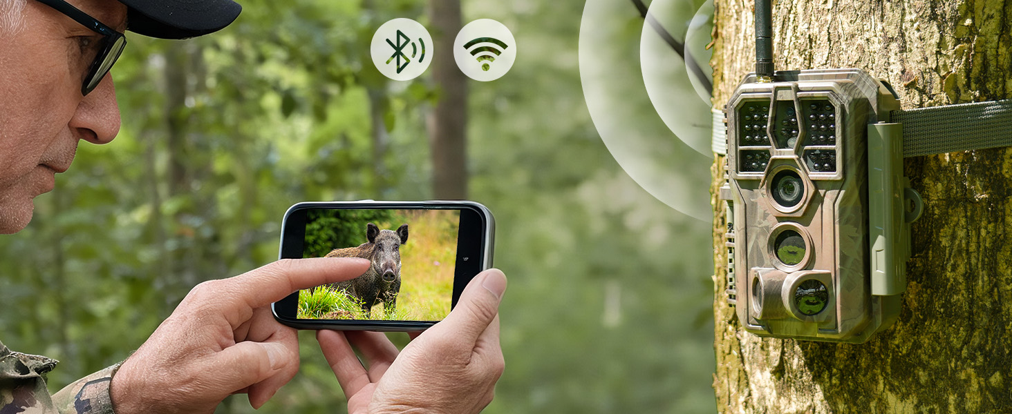 Wildkamera GardePro E8 im Tarnmuster mit Antenne, daneben ein Smartphone mit dem Livebild der Kamera – Detail 2