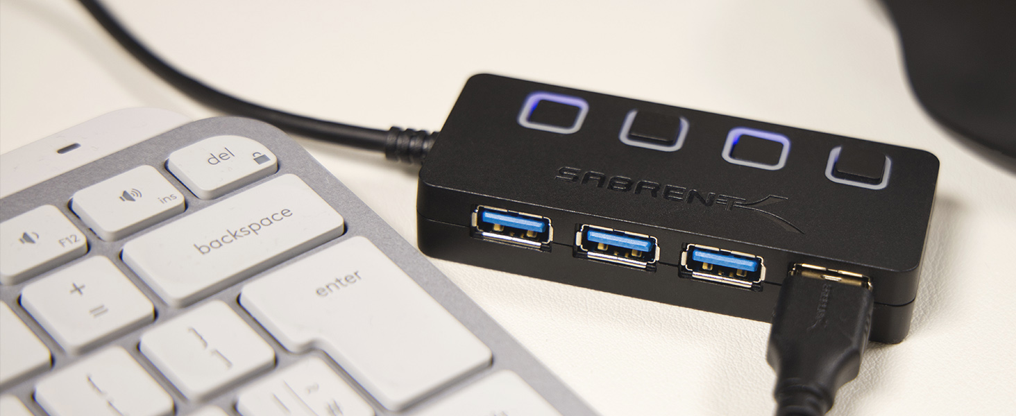 Schwarzer SABRENT USB-Hub mit vier USB-A-Anschlüssen, einzelnen Schaltern und blau markierten Ports. – Detail 2