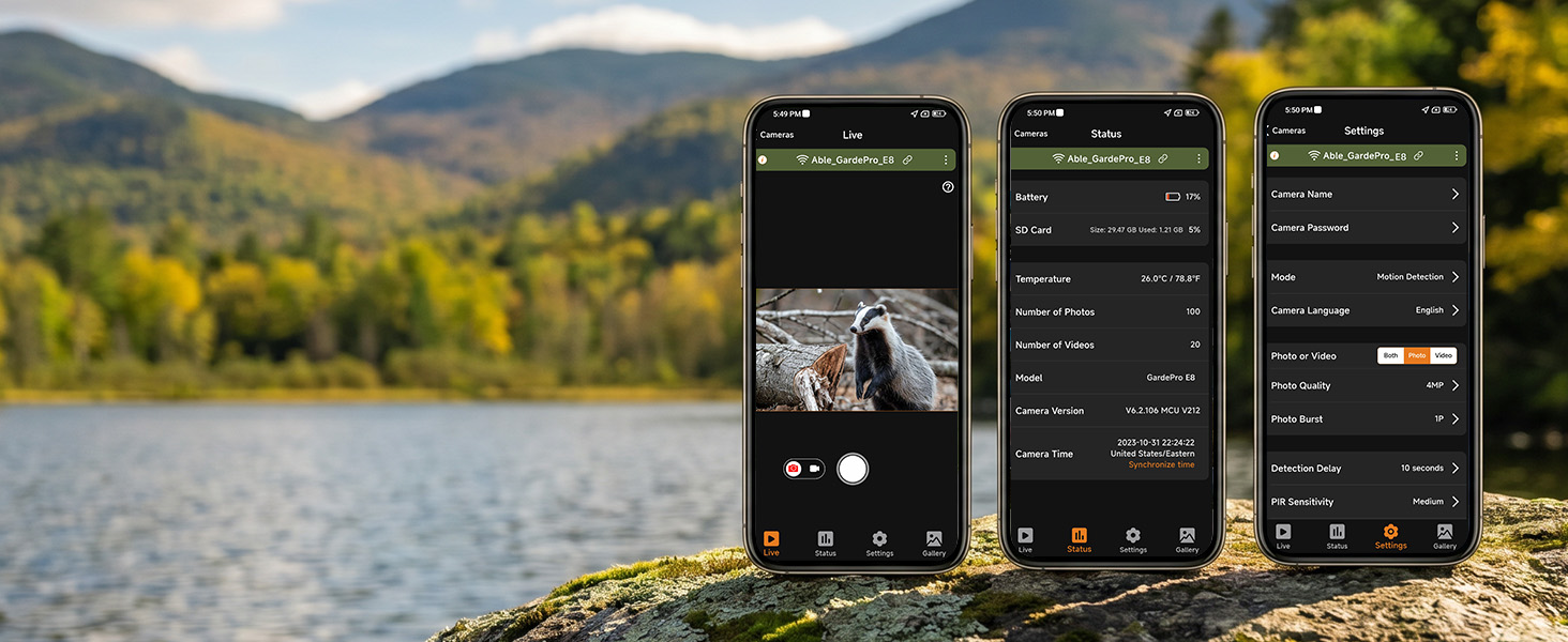 Wildkamera GardePro E8 im Tarnmuster mit Antenne, daneben ein Smartphone mit dem Livebild der Kamera – Detail 3
