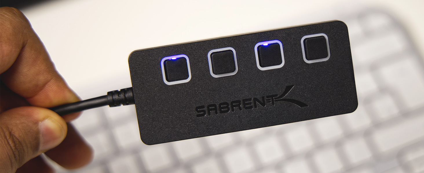 Schwarzer SABRENT USB-Hub mit vier USB-A-Anschlüssen, einzelnen Schaltern und blau markierten Ports. – Detail 3