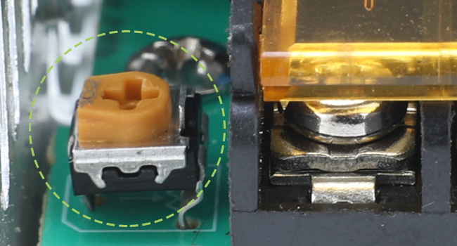 Offenes Schaltnetzteil MEISHILE S-600-12 im silbernen Aluminiumgehäuse mit Lüfteröffnung und Schraubklemmenleiste – Detail 2