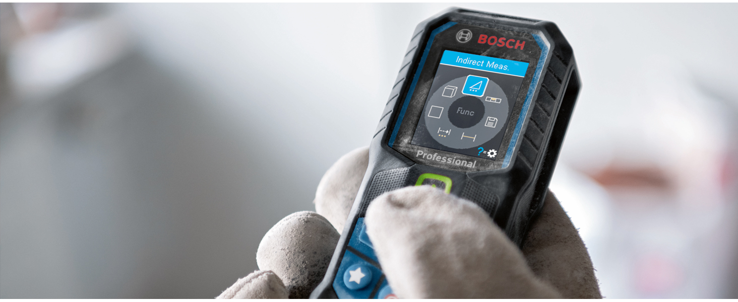 Schwarz-blauer Bosch Professional Laser-Entfernungsmesser GLM 50-23 G mit Farbdisplay, daneben Gürteltasche, Trageschlaufe und zwei AA-Batterien – Detail 4