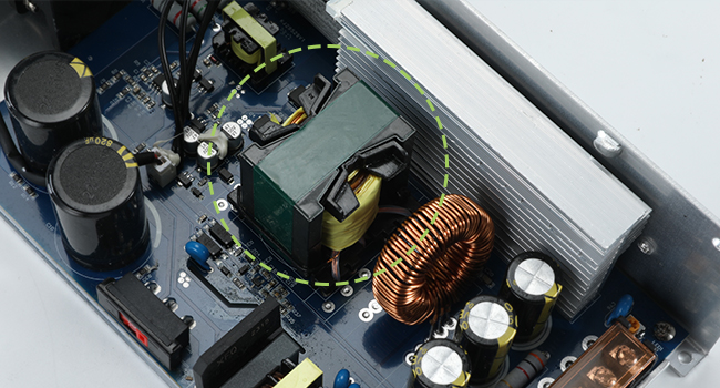 Offenes Schaltnetzteil MEISHILE S-600-12 im silbernen Aluminiumgehäuse mit Lüfteröffnung und Schraubklemmenleiste – Detail 3