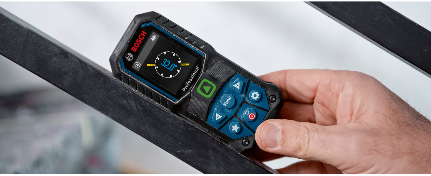Schwarz-blauer Bosch Professional Laser-Entfernungsmesser GLM 50-23 G mit Farbdisplay, daneben Gürteltasche, Trageschlaufe und zwei AA-Batterien – Detail 5