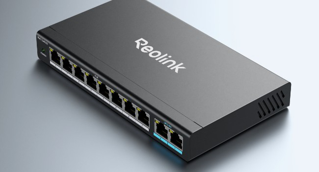 Schwarzer Reolink RLA-PS1 PoE-Switch im Metallgehäuse mit acht PoE-Buchsen und zwei blau markierten Uplink-Ports – Detail 5