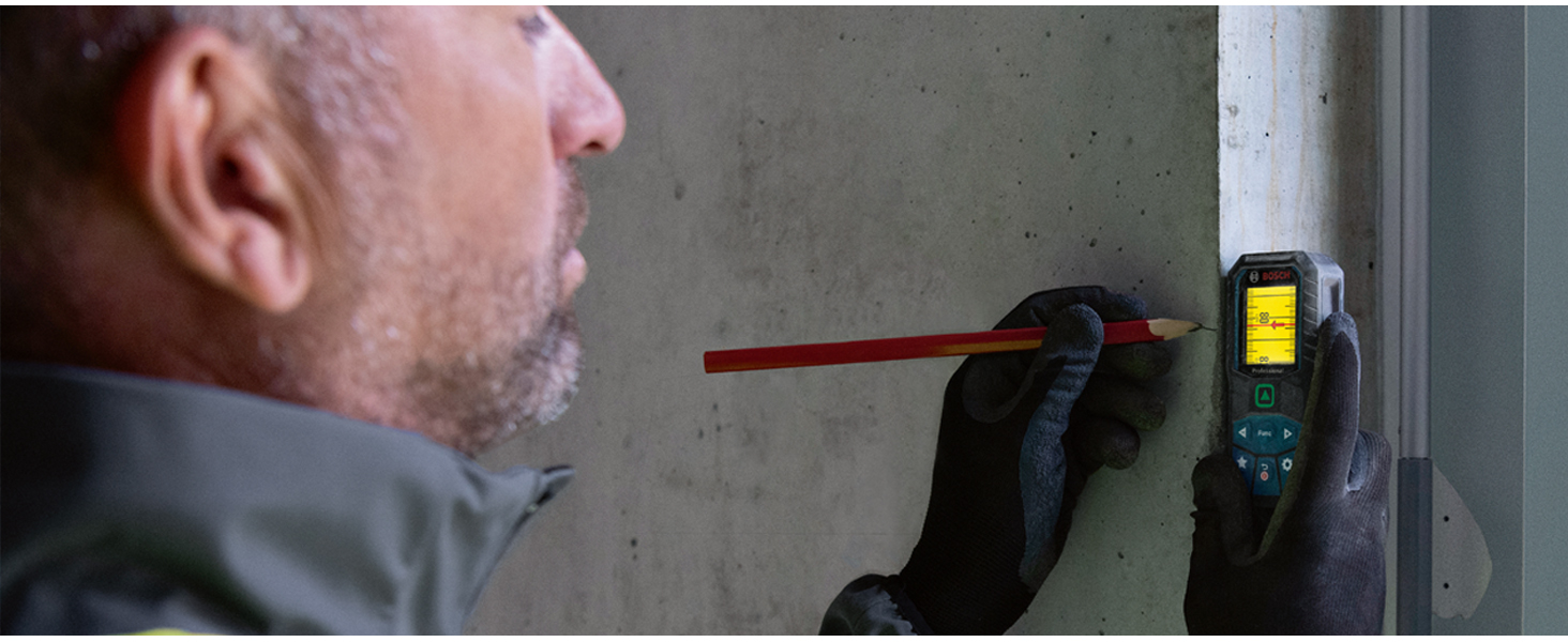 Schwarz-blauer Bosch Professional Laser-Entfernungsmesser GLM 50-23 G mit Farbdisplay, daneben Gürteltasche, Trageschlaufe und zwei AA-Batterien – Detail 6