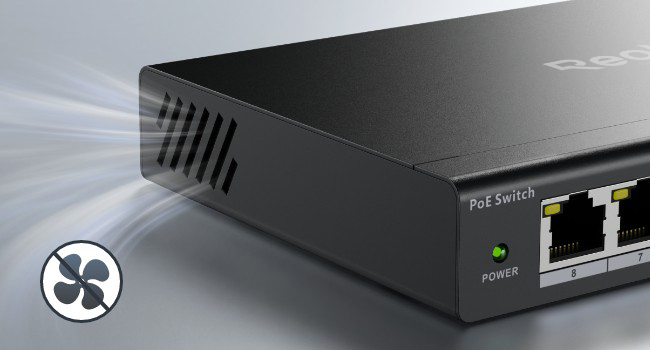 Schwarzer Reolink RLA-PS1 PoE-Switch im Metallgehäuse mit acht PoE-Buchsen und zwei blau markierten Uplink-Ports – Detail 6
