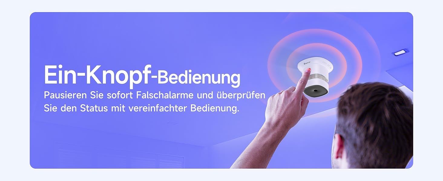 Fünf weisse Mini-Rauchmelder Heiman HS1SA mit rotem Testknopf, kreisförmig angeordnet, daneben ein Melder in einer Hand als Grössenvergleich – Detail 6