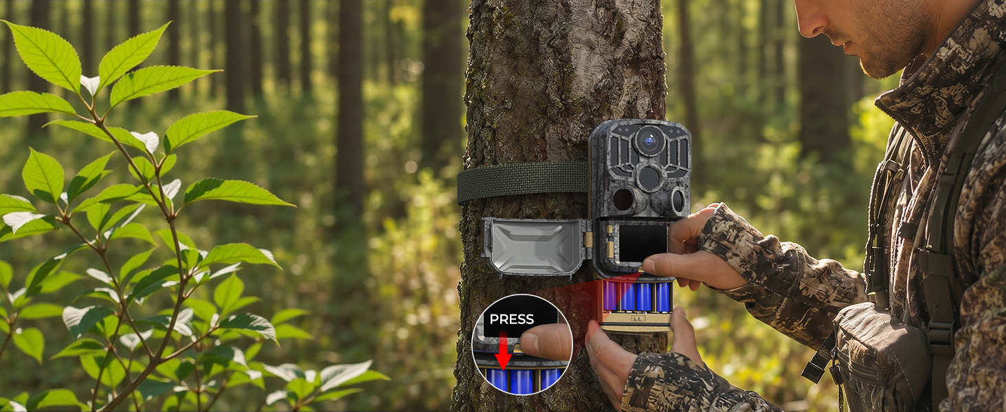 Wildkamera DEATTI DET-T4 im Tarnmuster mit Objektiv, Bewegungssensor und Infrarot-LEDs, daneben acht AA-Batterien – Detail 7