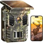 Solar-Wildkamera XTU im Tarnmuster mit aufgesetztem Solarpanel, Objektiv, Bewegungssensor und Infrarot-LEDs