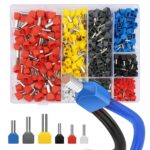 Offene Sortimentsbox mit 750 isolierten Zwillingsaderendhülsen von Lytool in acht Farben, davor eine Reihe einzelner Doppelhülsen