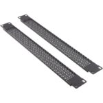Zwei schwarze 19-Zoll-Rackblenden von einer Höheneinheit mit Mesh-Lochung und Befestigungslaschen