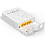 Weisser PoE-Extender von YuanLey im wasserdichten Kunststoffgehäuse mit vier RJ45-Buchsen und Laschen für die Wandmontage