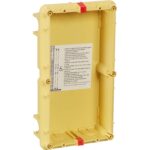 Gelber Unterputzkasten aus Kunststoff von BTICINO für eine 2-modulige Türstation, mit roten Kunststofflaschen und aufgeklebtem Montagehinweis