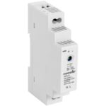 Weisses Hutschienen-Netzteil von Poppstar mit 18 mm Baubreite, Typenschild mit 12 V und 1,25 A, Einstellpotentiometer oben und Schraubklemmen N und L unten
