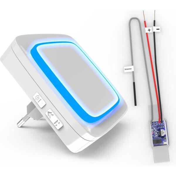 Weisser Steckdosenempfänger von Graviers mit blau leuchtendem Ring und Euro-Stecker, daneben der kleine Einbausender mit Antenne und zwei mit Plus und Minus beschrifteten Anschlussdrähten