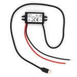 Schwarzer DC/DC-Spannungswandler von Bauer Electronics mit roter und schwarzer Anschlussleitung und USB-C-Stecker am Ausgangskabel