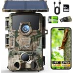 Wildkamera CEYOMUR CY75 im Tarnmuster mit Solarpanel auf dem Deckel, daneben USB-Kabel, Speicherkarte und Befestigungsgurt