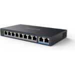 Schwarzer Reolink RLA-PS1 PoE-Switch im Metallgehäuse mit acht PoE-Buchsen und zwei blau markierten Uplink-Ports