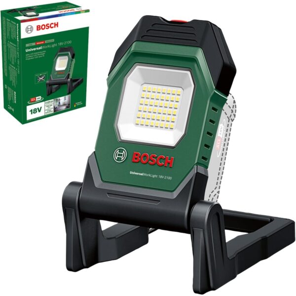 Grün-schwarze Bosch Akku-Arbeitsleuchte UniversalWorkLight 18V-2100 mit LED-Lichtfeld, aufgeklapptem Standbügel und Tragegriff, daneben der grüne Verkaufskarton