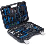 Geöffneter schwarzer Scheppach Kunststoffkoffer WZK120 mit blau-schwarzen Werkzeugen: Knarre, Steckschlüsseleinsätze, Bits, Zangen, Handsäge und Hammer in der Einlage