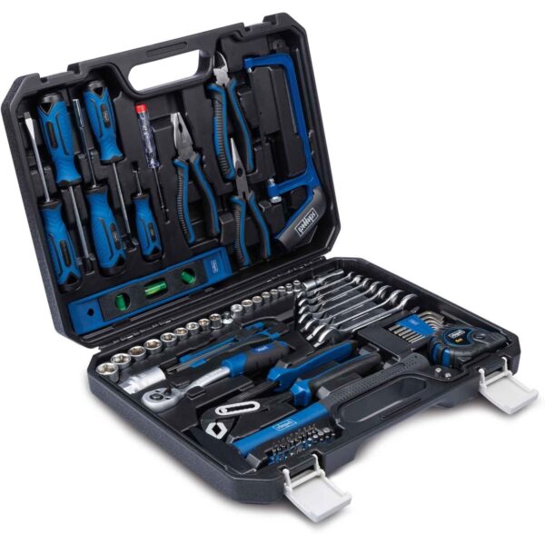 Geöffneter schwarzer Scheppach Kunststoffkoffer WZK120 mit blau-schwarzen Werkzeugen: Knarre, Steckschlüsseleinsätze, Bits, Zangen, Handsäge und Hammer in der Einlage
