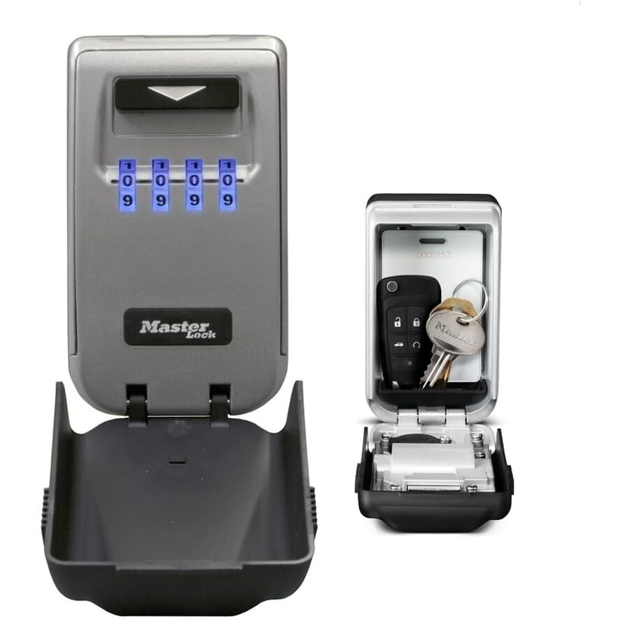 Master Lock 5425EURD Schlüsseltresor mit beleuchteten Zahlenrädern, 4-stelliger Code – Ansicht 1 Grauer Schlüsseltresor Master Lock 5425EURD mit vier blau beleuchteten Zahlenrädern und aufgeklappter schwarzer Wetterschutzhaube
