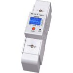 Weisser einphasiger Hutschienenzähler B+G E-Tech DRS255BC mit blau beleuchtetem LC-Display, rotem Wahlknopf und Typenschild 230 V, 5(50) A
