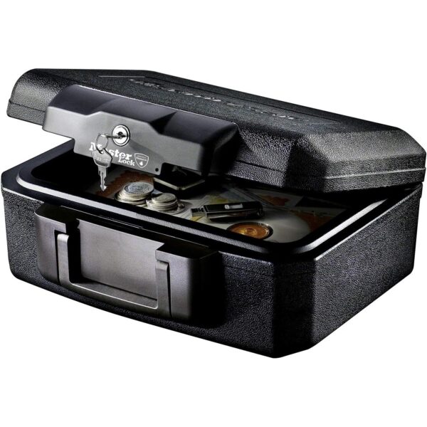 Schwarze Master Lock Feuerschutzkassette L1200 mit geöffnetem Deckel, Schlüsselschloss und Tragegriff