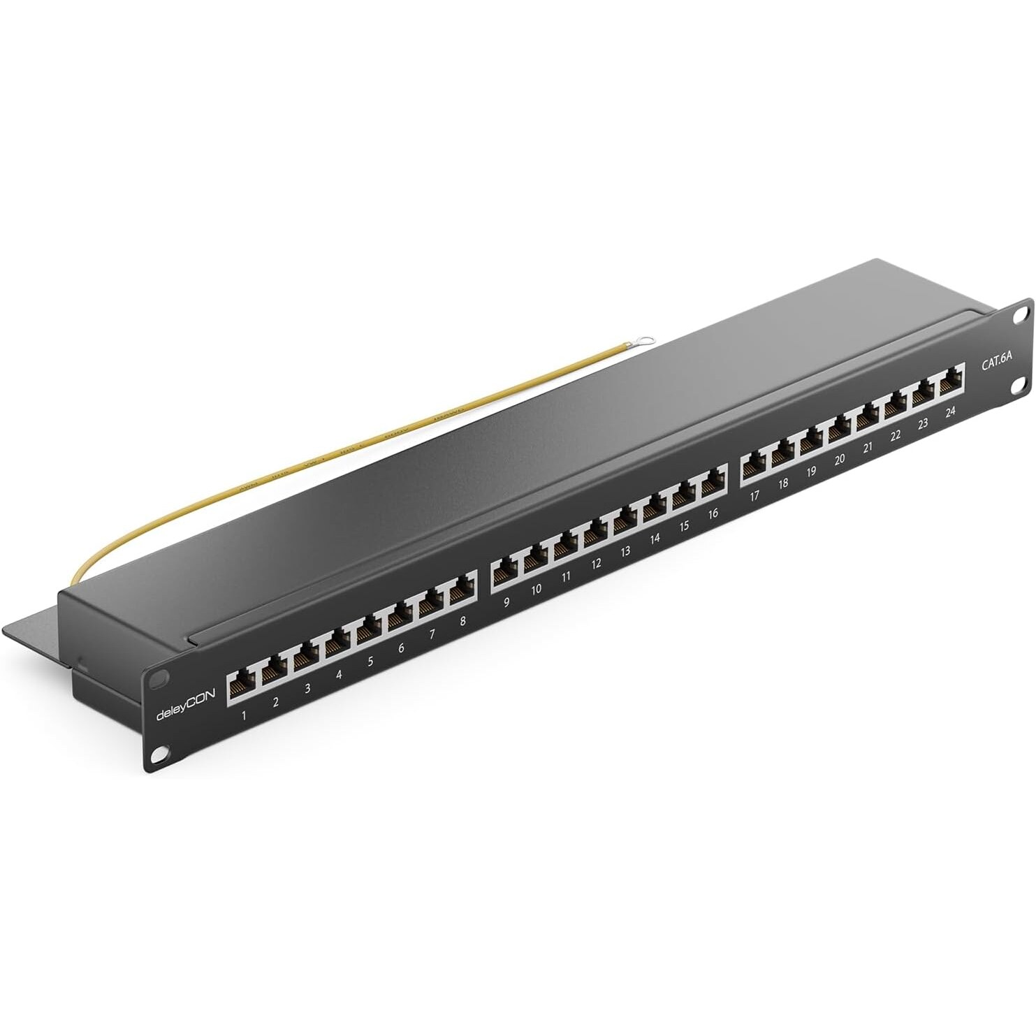 deleyCON MK2272 Patchpanel 24 Port CAT6a 19 Zoll 1 HE bestückt – Ansicht 1 Schwarzes 19-Zoll-Patchpanel von deleyCON mit 24 RJ45-Buchsen und vormontiertem Erdungskabel