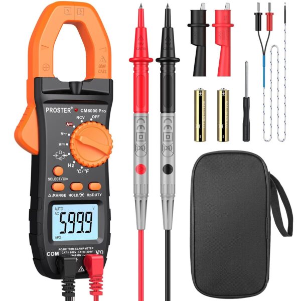 Orange-schwarze Proster Stromzange mit beleuchtetem LCD, geöffneten Messbacken, Messleitungen, Krokodilklemmen und Aufbewahrungstasche