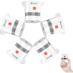 Fünf weisse Mini-Rauchmelder Heiman HS1SA mit rotem Testknopf, kreisförmig angeordnet, daneben ein Melder in einer Hand als Grössenvergleich