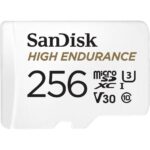 Weisse microSD-Karte SanDisk High Endurance mit 256 GB neben dem schwarzen SD-Adapter