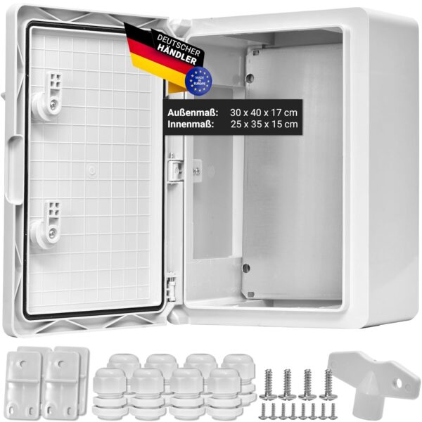 Grauer QCAB Verteilerkasten aus ABS-Kunststoff, 300 x 400 x 170 mm, geöffnet mit verzinkter Montageplatte und Kabelverschraubungen