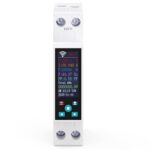 Schmaler weisser Hutschienen-Stromzähler TONGOU TO-Q-SYS-JWT mit farbigem Display, Schaltwippe und Schraubklemmen für Phase und Neutralleiter