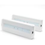 Zwei flache weisse LED-Notleuchten aus ABS mit klarer Kunststoffabdeckung und seitlichen Montageclips