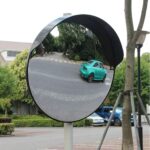 Schwarzer konvexer Verkehrsspiegel RMAN mit 30 cm Durchmesser, Regenschutzkante und schwarzem Wandwinkel