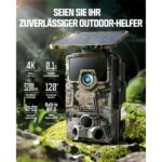 Wildkamera CEYOMUR CY75 im Tarnmuster mit Solarpanel auf dem Deckel, daneben USB-Kabel, Speicherkarte und Befestigungsgurt