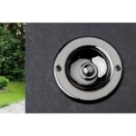 Runder Unterputz-Klingeltaster HUBER mit dunkel brünierter Messingplatte und gewölbtem Druckknopf
