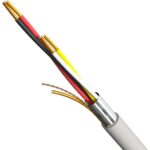Grauer Ring Fernmeldeleitung J-Y(ST)Y 2x2x0,6 von HB-DIGITAL mit Etikett 25 m, daneben ein abgemanteltes Leitungsende mit vier farbigen Adern und Alu-Folienschirm