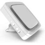 Weisser Steckdosenempfänger von Graviers mit blau leuchtendem Ring und Euro-Stecker, daneben der kleine Einbausender mit Antenne und zwei mit Plus und Minus beschrifteten Anschlussdrähten