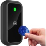 Schwarzer RFID-Kartenleser UHPPOTE in flacher Kunststoffausführung mit Kartensymbol und roter Status-LED