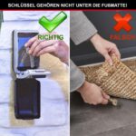 Grauer Schlüsseltresor Master Lock 5425EURD mit vier blau beleuchteten Zahlenrädern und aufgeklappter schwarzer Wetterschutzhaube