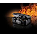 Schwarze Master Lock Feuerschutzkassette L1200 mit geöffnetem Deckel, Schlüsselschloss und Tragegriff