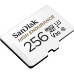 Weisse microSD-Karte SanDisk High Endurance mit 256 GB neben dem schwarzen SD-Adapter