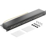 Schwarzes 19-Zoll-Patchpanel von deleyCON mit 24 RJ45-Buchsen und vormontiertem Erdungskabel