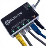 Kompakter PoE-Passthrough-Switch von DSLRKIT mit schwarzer Deckelplatte und weissem Gehäuse, vier PoE-Ausgängen LAN1 bis LAN4, Uplink-Port, DC-Buchse und Schiebeschalter LAN/Ext