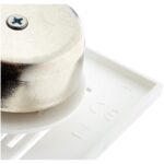 Weisse quadratische Unterputz-Abdeckung mit Schallschlitzen, dahinter die Metallglocke des Läutewerks Honeywell Home E2609
